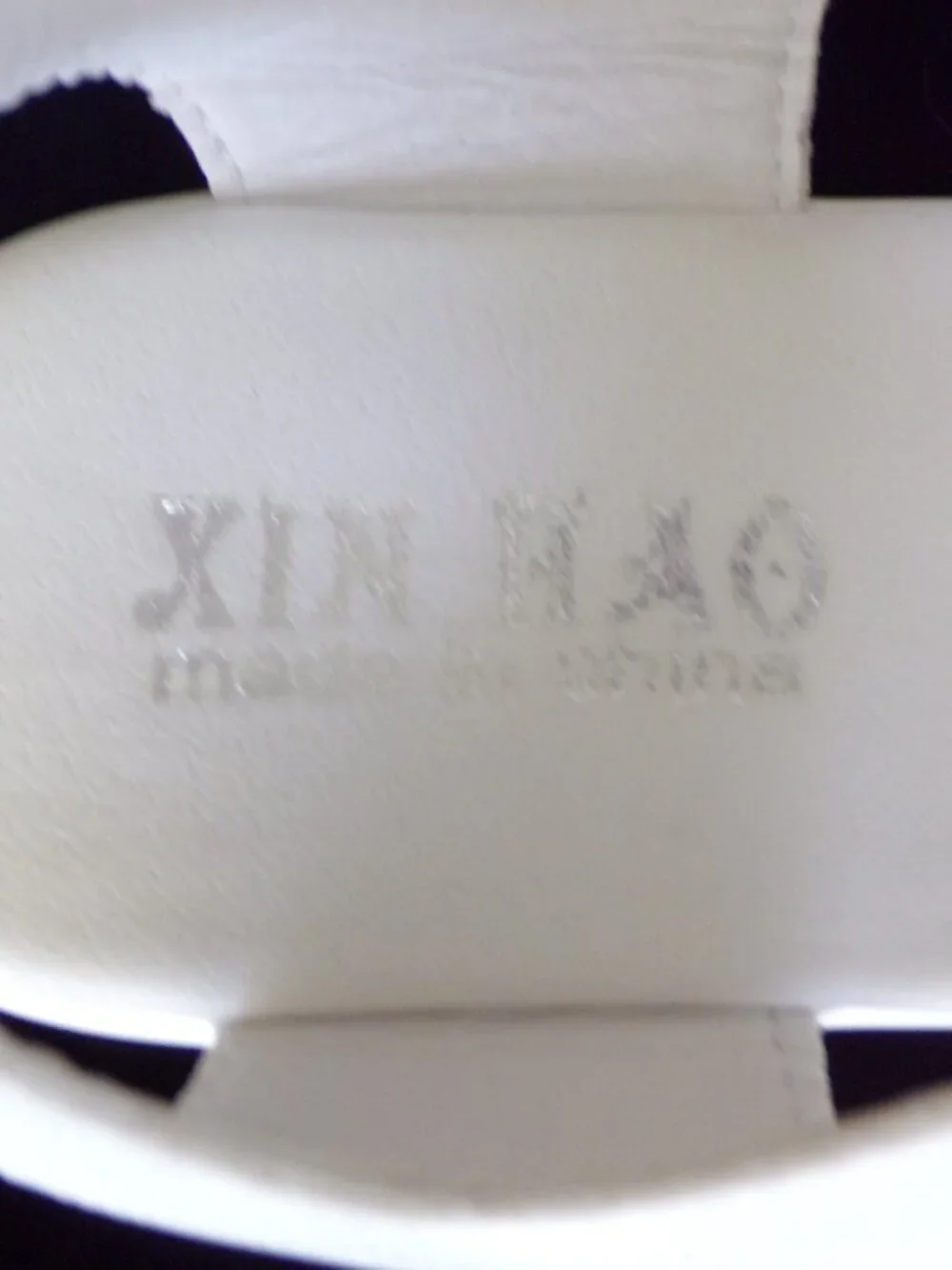XIN HAO size 9.5 (?) white mid-heel 2-strap platform sandals all synth. mat.